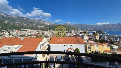 Pogled sa terase na grad, more i okolne planine. - image 2