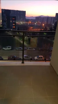 Pogled sa popločane terase na gradsko naselje u sumrak. - image 6
