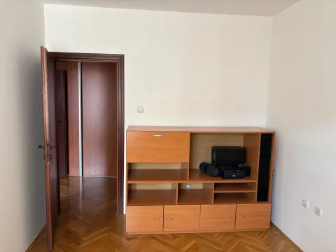 Izdavanje, dvosoban stan, 60m², Blok 9, Podgorica - image 2