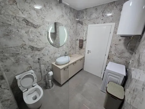 Moderne kupatilo opremljeno tuš kabinom, umivaonikom i wc šoljom. - image 12