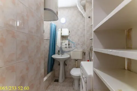 Manje kupatilo sa umivaonikom, WC šoljom, tuš kabinom i mašinom za veš. - image 7