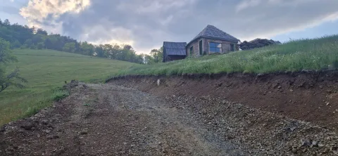 Tradicionalne drvene kuće na brdu okružene prirodom i pristupnim putem. - image 7