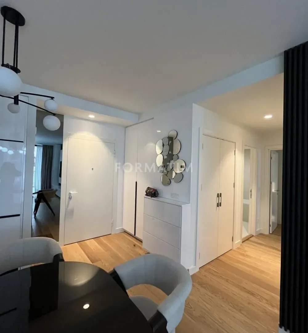 Izdavanje, trosoban stan, 84m², Savski Venac, Beograd