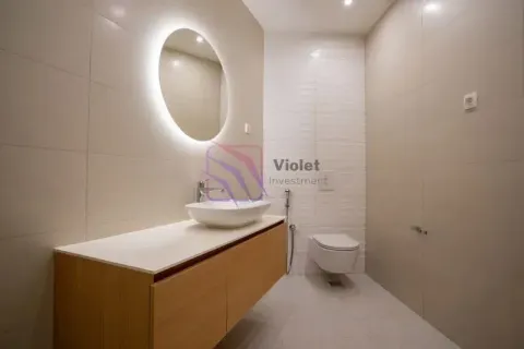 Moderno opremljeno kupatilo sa umivaonikom i ugradnom šoljom. - image 6