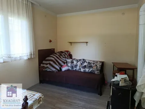 Manja spavaća soba sa krevetom i prozorom. - image 8