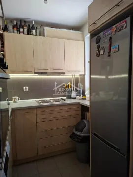 Manja kuhinja sa drvenim elementima i ugrađenim aparatima. - image 4