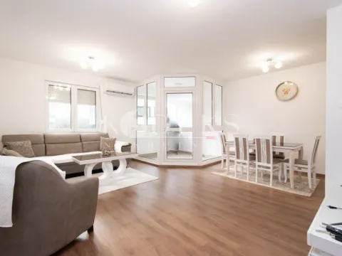 Izdavanje, trosoban stan, 98m², City Kvart, Podgorica - image 1