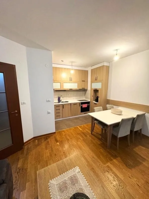 Izdavanje, dvosoban stan, 72m², City Kvart, Podgorica