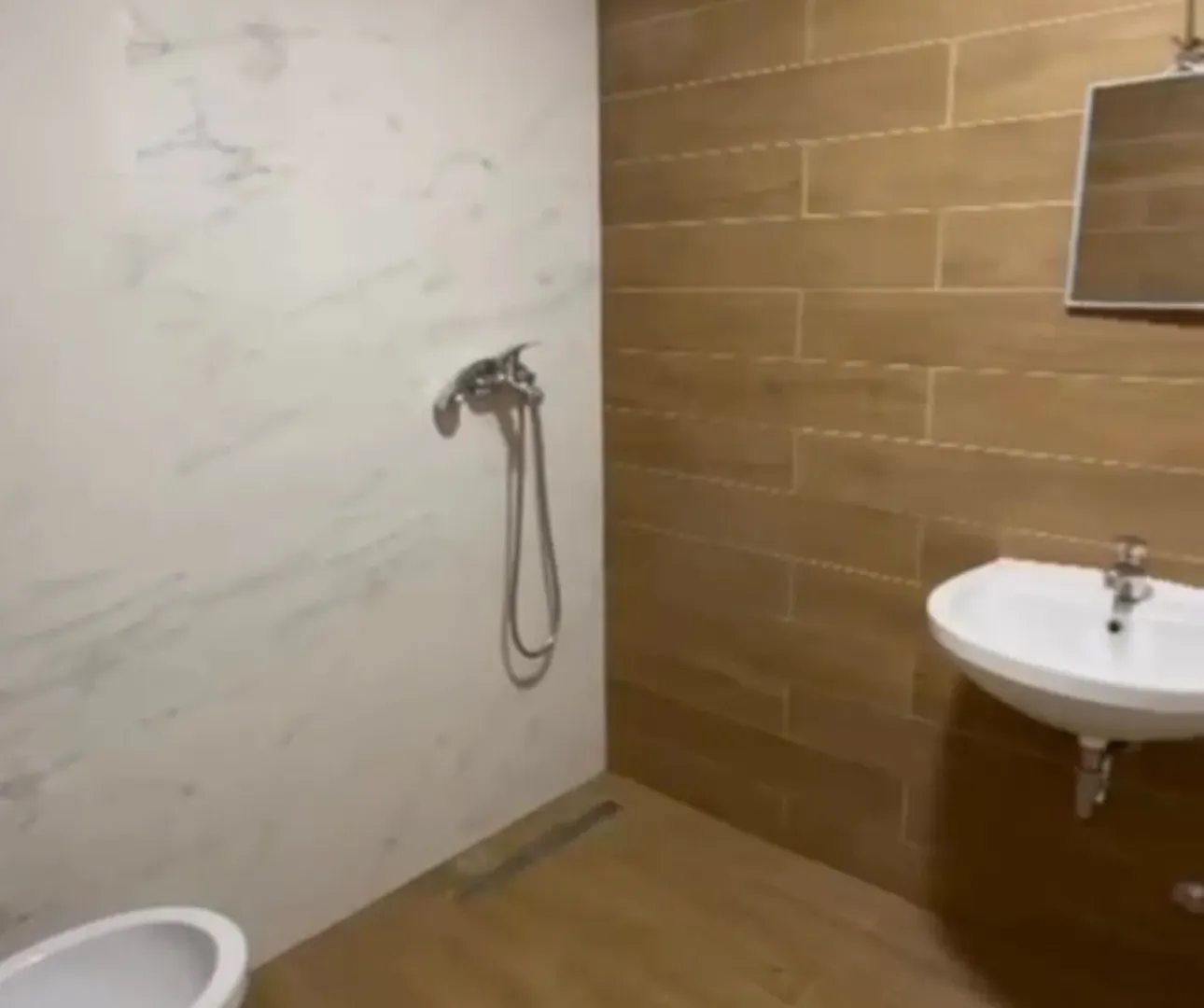 Izdavanje, dvosoban stan, 69m², Ljubović, Podgorica