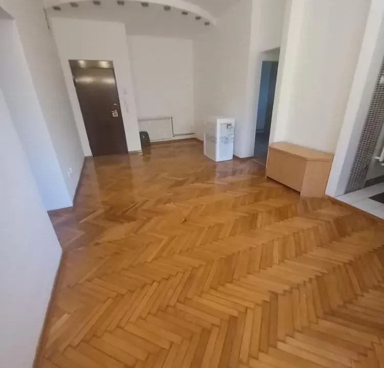 Izdavanje, trosoban stan, 65m², Stari Grad, Beograd