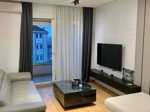 Izdavanje, jednosoban stan, 50m², Centar, Budva - image 1