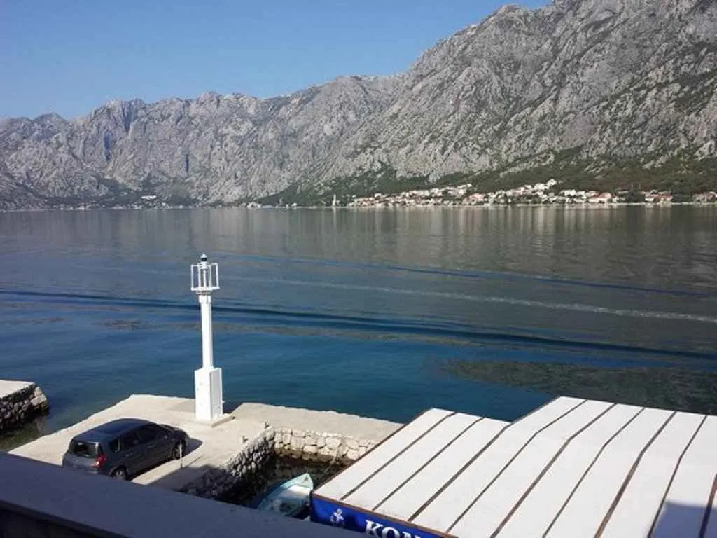 Pogled sa terase na more i planine u Bokokotorskom zalivu.