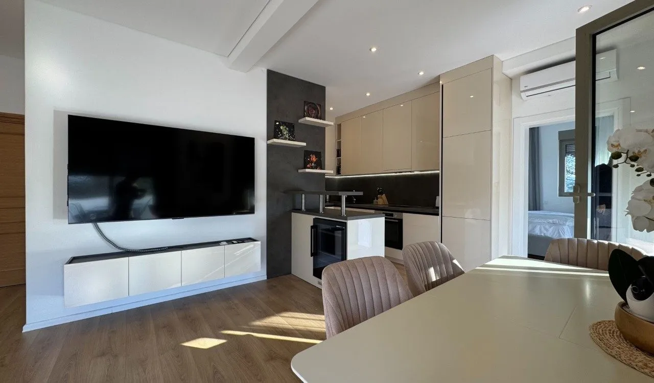 Prodaja, dvosoban stan, 90m², Tivat, Crna Gora