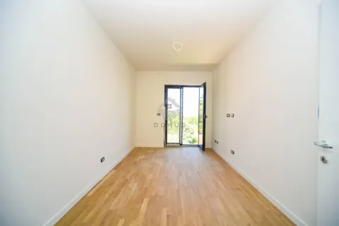 Prazna soba sa drvenim podom i izlazom na terasu. - image 4
