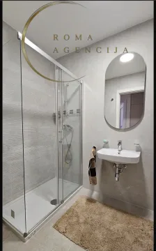 Moderne kupatilo sa tuš kabinom, umivaonikom i ogledalom. - image 8