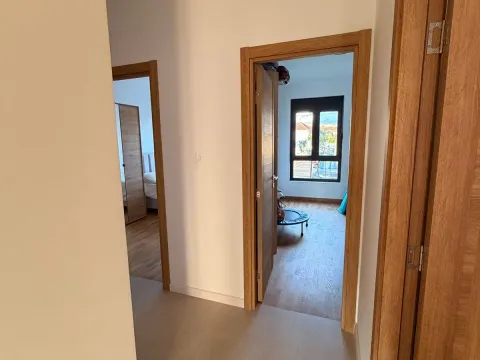 Izdavanje, dvosoban stan, 61m², Tološi, Podgorica - image 10