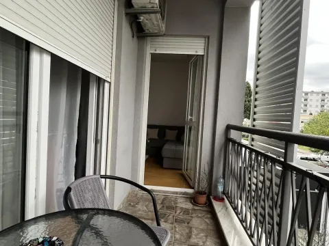Balkon sa stolom i stolicom i pogledom prema unutrašnjosti stana. - image 12