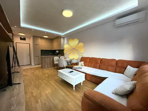 Dnevni boravak sa garniturom, televizorom i kuhinjom u pozadini. - image 3