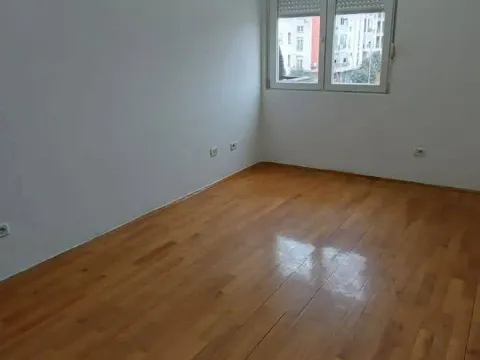 Prodaja, jednosoban stan, 45m², Stari Aerodrom, Podgorica - image 10