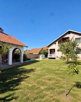 Dvorište sa travnjakom i dve kuće. - image 6