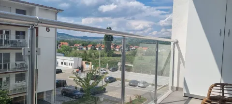 Pogled sa balkona na okolne zgrade i zelene površine. - image 15