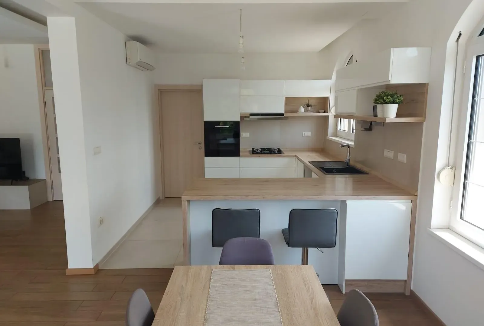 Prodaja, kuća, 380m², Centar, Inđija