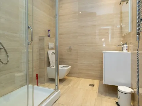 Izdavanje, trosoban stan, 118m², Preko Morače, Podgorica - image 16