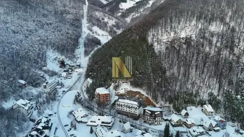 Pogled iz vazduha na planinski pejzaž i naselje pod snegom. - image 12