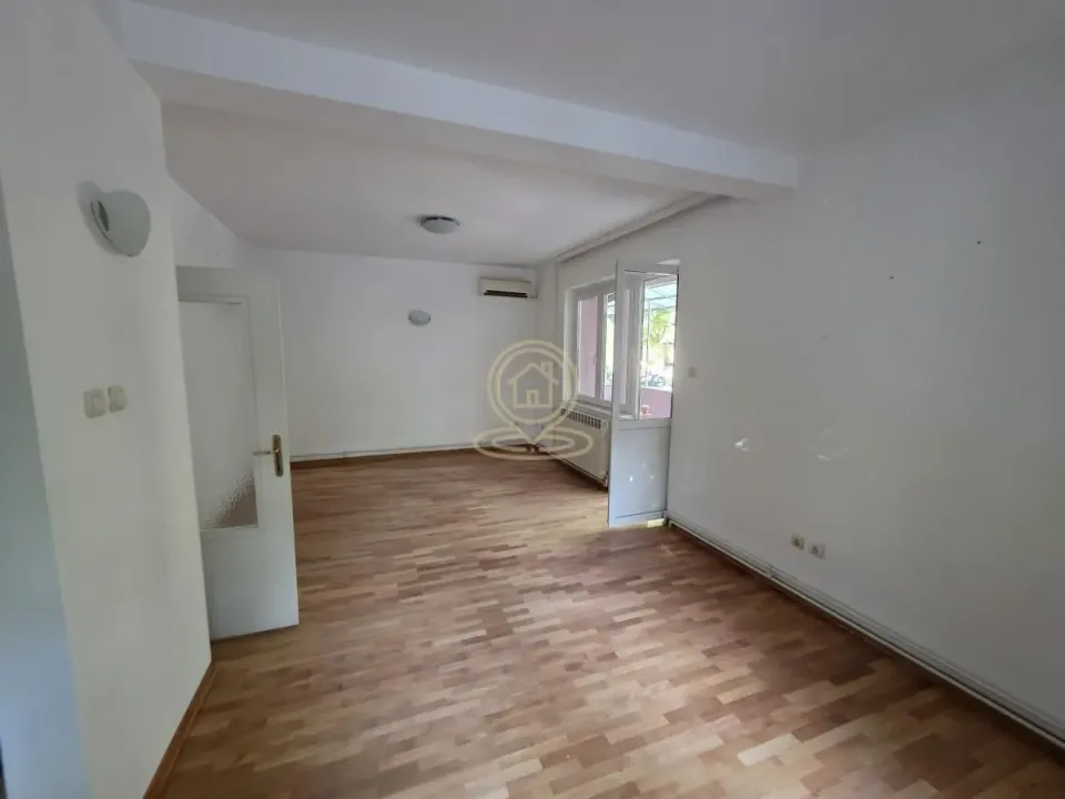 Izdavanje, četvorosoban stan, 105m², Savski Venac, Beograd