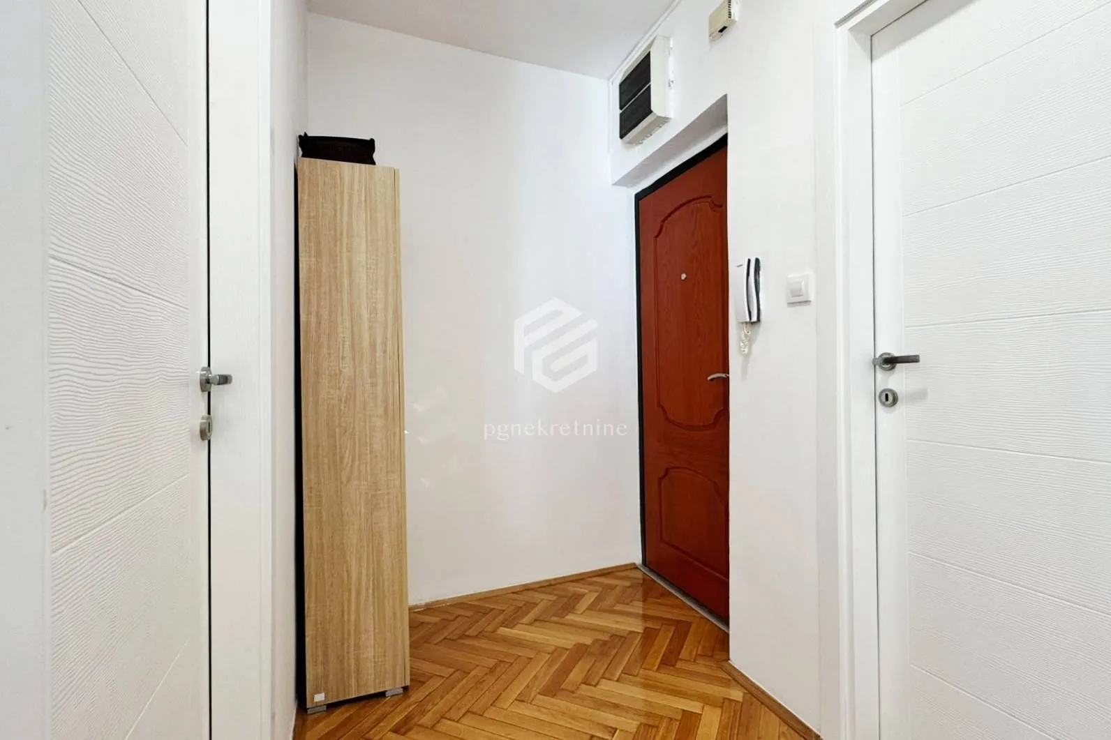 Izdavanje, dvosoban stan, 75m², Pobrežje, Podgorica