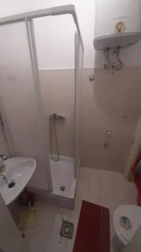 Kupatilo sa tuš kabinom, umivaonikom, WC šoljom i bojlerom. - image 8