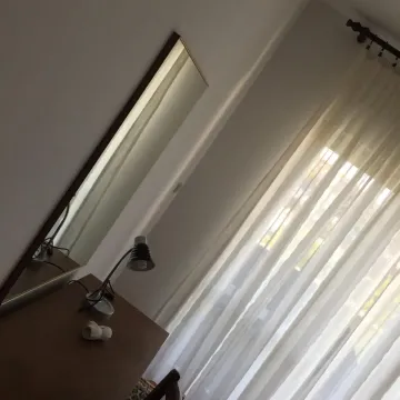Detalj sobe sa stolom, ogledalom i prozorom sa svijetlim zavjesama. - image 6
