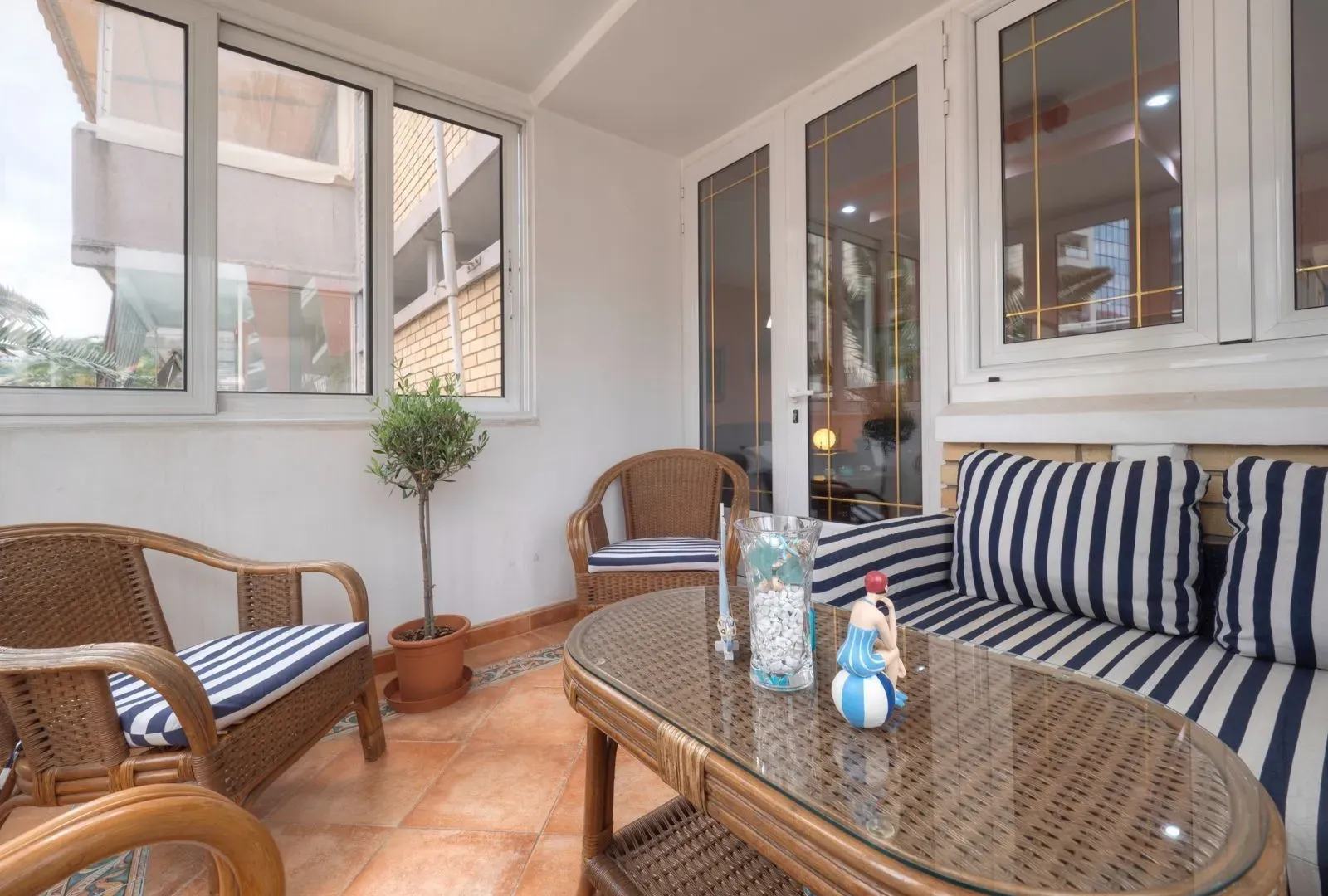Izdavanje, dvosoban stan, 100m², Budva, Crna Gora