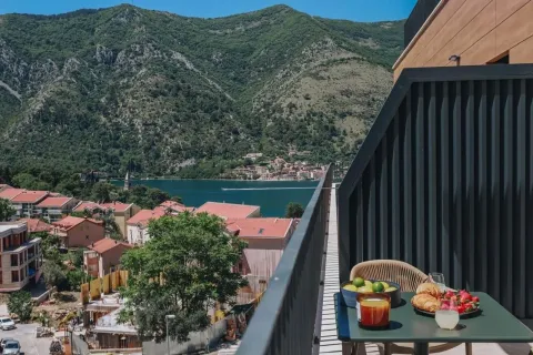 Terasa sa stolom, hranom i pogledom na zaliv i planine. - image 10
