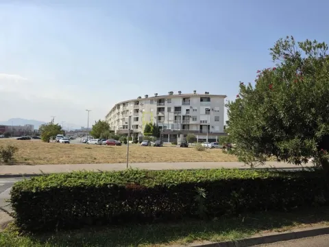 Pogled na stambenu zgradu sa spoljne strane. - image 10