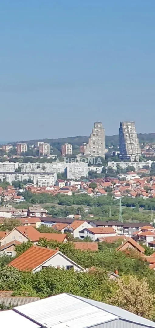 Pogled na gradski pejzaž sa viših spratova objekta.
