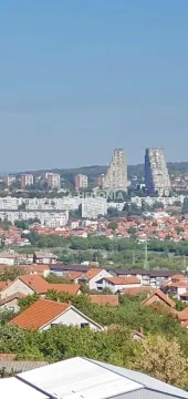Pogled na gradski pejzaž sa viših spratova objekta. - image 6