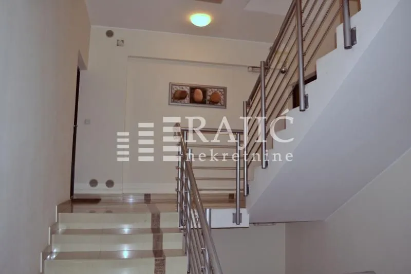 Izdavanje, trosoban stan, 82m², Savski Venac, Beograd
