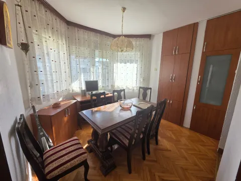Trpezarija sa drvenim stolom, stolicama i ugradnim ormarima. - image 15