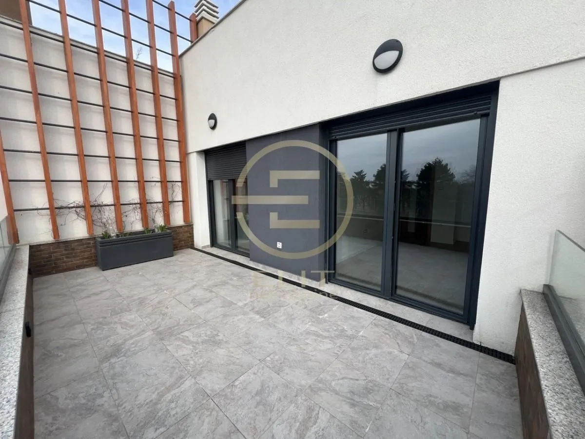 Rent, office space, 181m², Petrovaradin, Novi Sad