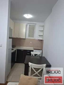 Manja kuhinja sa trpezarijskim stolom i stolicama. - image 3