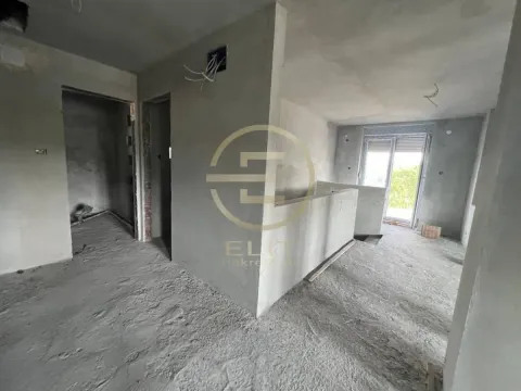 Pogled na enterijer stan u izgradnji sa sivim grubim radovima. - image 13