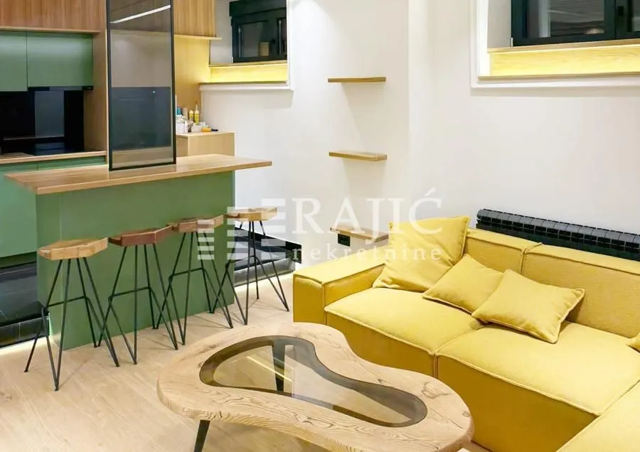 Living room with a sofa and a breakfast bar.