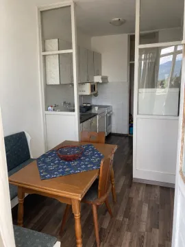 Trpezarija sa drvenim stolom i klupom u sklopu kuhinje. - image 4