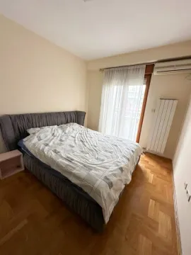 Namještena spavaća soba sa bračnim krevetom, parketom i izlazom na terasu. - image 8