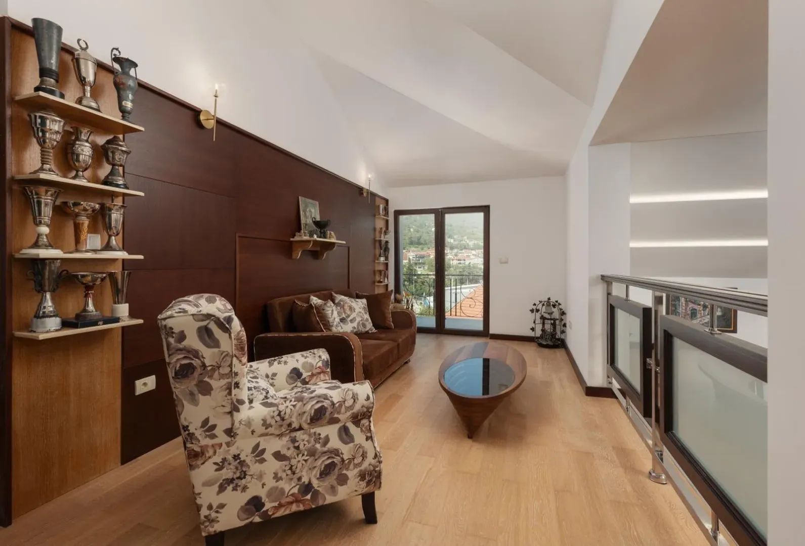 Izdavanje, kuća, 500m², Bonići, Tivat