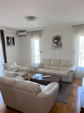 Dnevna soba sa garniturom za sjedenje i drvenim stočićem. - image 3