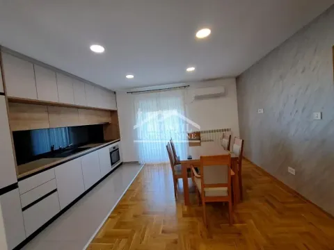 Izdavanje, trosoban stan, 82m², Skojevsko Naselje, Beograd - image 4