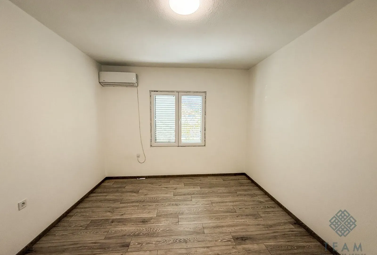 Izdavanje, kuća, 300m², Masline, Podgorica