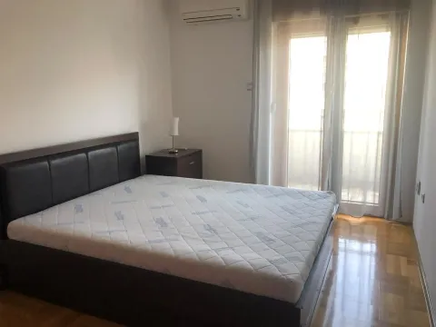 Svijetla spavaća soba sa bračnim krevetom i izlazom na terasu. - image 10